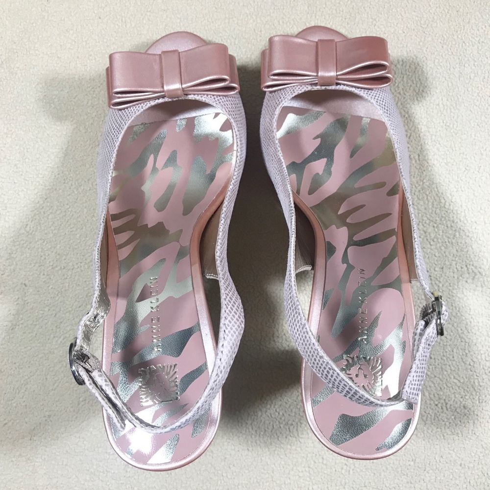 Anne Klein heel pump metallic.
